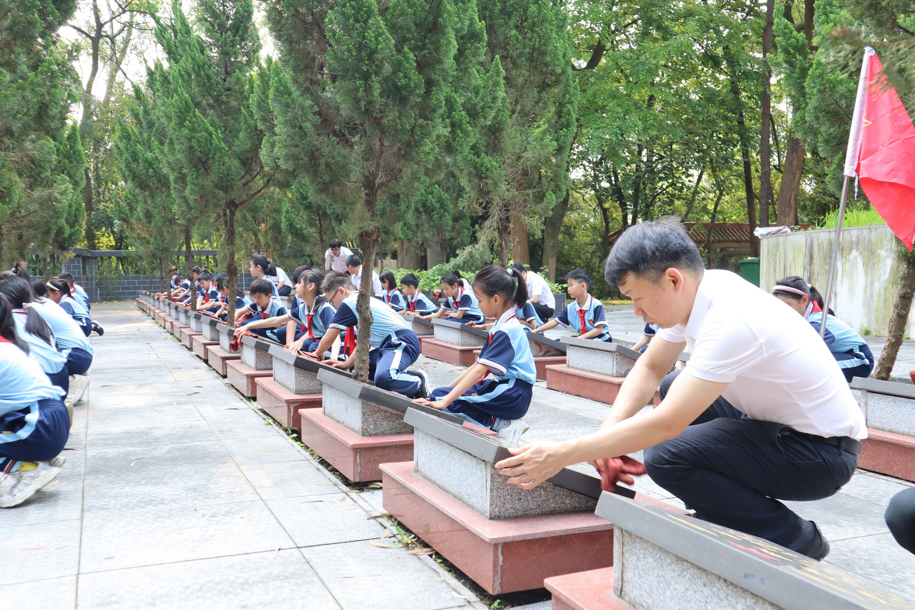 4.2新聞草稿-【我們的節(jié)日?精神的家園】2024年郁南縣開展“清明祭哀思 共緬英烈魂”祭掃活動(dòng).doc_2